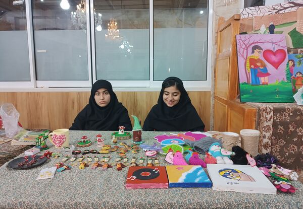 برپایی بازارچه کسب و کار دانش‌آموزی مدرسه توسلی بهاباد