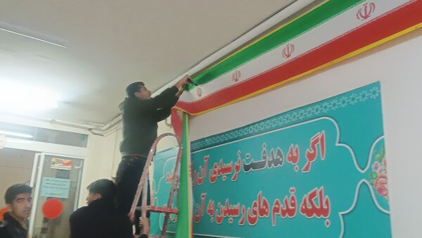 آماده‌سازی فضای دبیرستان شاهد ابوذر برای جشن‌های دهه فجر 