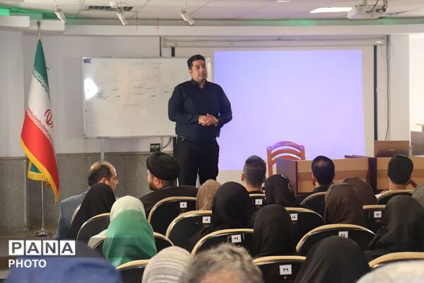 برپایی جلسه انجمن اولیا و مربیان در دبیرستان شهید بهشتی ناحیه دو شهرری 