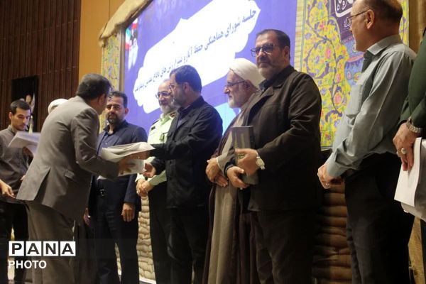 رونمایی از نخستین جلد دانشنامه دفاع مقدس استان قم