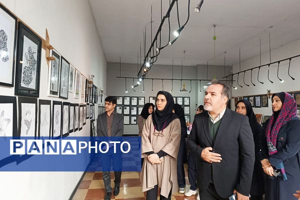 برپایی نمایشگاه آثار هنری دانش‌آموزان به مناسبت دهه فجر 