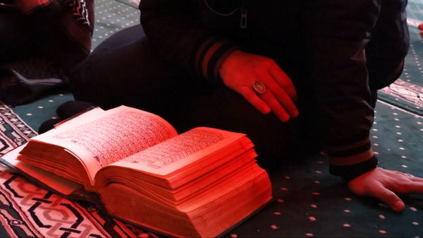 برگزاری مراسم خوانش اعمال ام‌داوود در سومین روز اعتکاف 