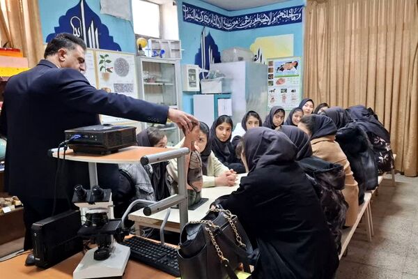 دانش‌آموزان دبیرستان ساره در پژوهشسرای فرهنگ مهارت‌های علمی را تجربه کردند