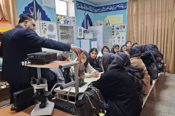دانش‌آموزان دبیرستان ساره در پژوهشسرای فرهنگ مهارت‌های علمی را تجربه کردند