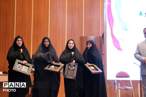 تجلیل از معلمان نمونه  در گناباد 