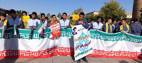 خروش استکبار ستیزی دانش‌آموزان شیرازی