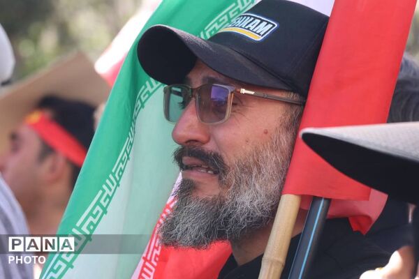 مشهد غرق در غم تشییع رهبر شهید