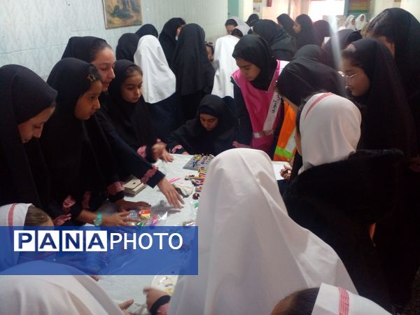  بازارچه کار آفرینی و دست سازه‌های دانش‌آموزی در دبستان دخترانه هدی