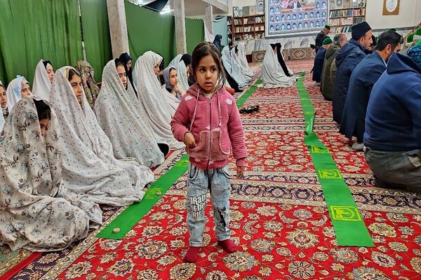 اقامه نماز جماعت باحضور معتکفین در مسجد جامع شهر بار نیشابور 