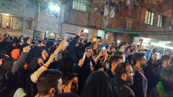 اجتماع مردم مشهدی مقابل خانه مادر شهید جمهور جهت ابراز همدردی