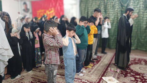 تقدیر دانش‌آموزان فعال فرهنگی‌هنری از مادرانشان با همکاری مربی در محمدشهر کرج