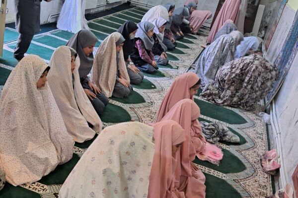 شرکت دانش‌آموزان مدرسه حضرت زینب(س) در نماز جماعت