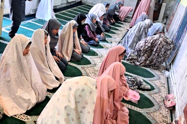 شرکت دانش‌آموزان مدرسه حضرت زینب(س) در نماز جماعت
