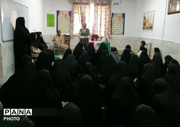 روایتگری جانباز جنگ تحمیلی در دبیرستان حاج مهدی روحانی ارغا شهرستان خلیل آباد