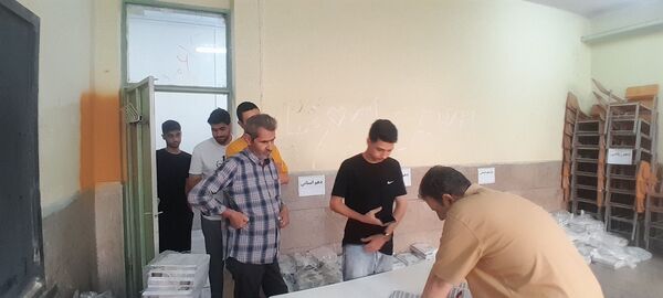 توزیع کتاب درسی دانش‌آموزان دبیرستان شهدای انقلاب اسلامی ناحیه 3 کرج