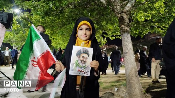 گردهمایی کودکان در پارک چهارباغ خرم‌آباد با شعارهای وحدت و آینده‌سازی