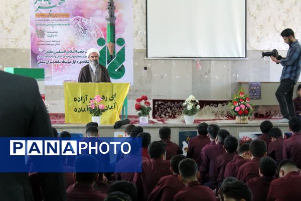 اقامه نماز جماعت در آموزشگاه متوسطه اول شاهد سمنان