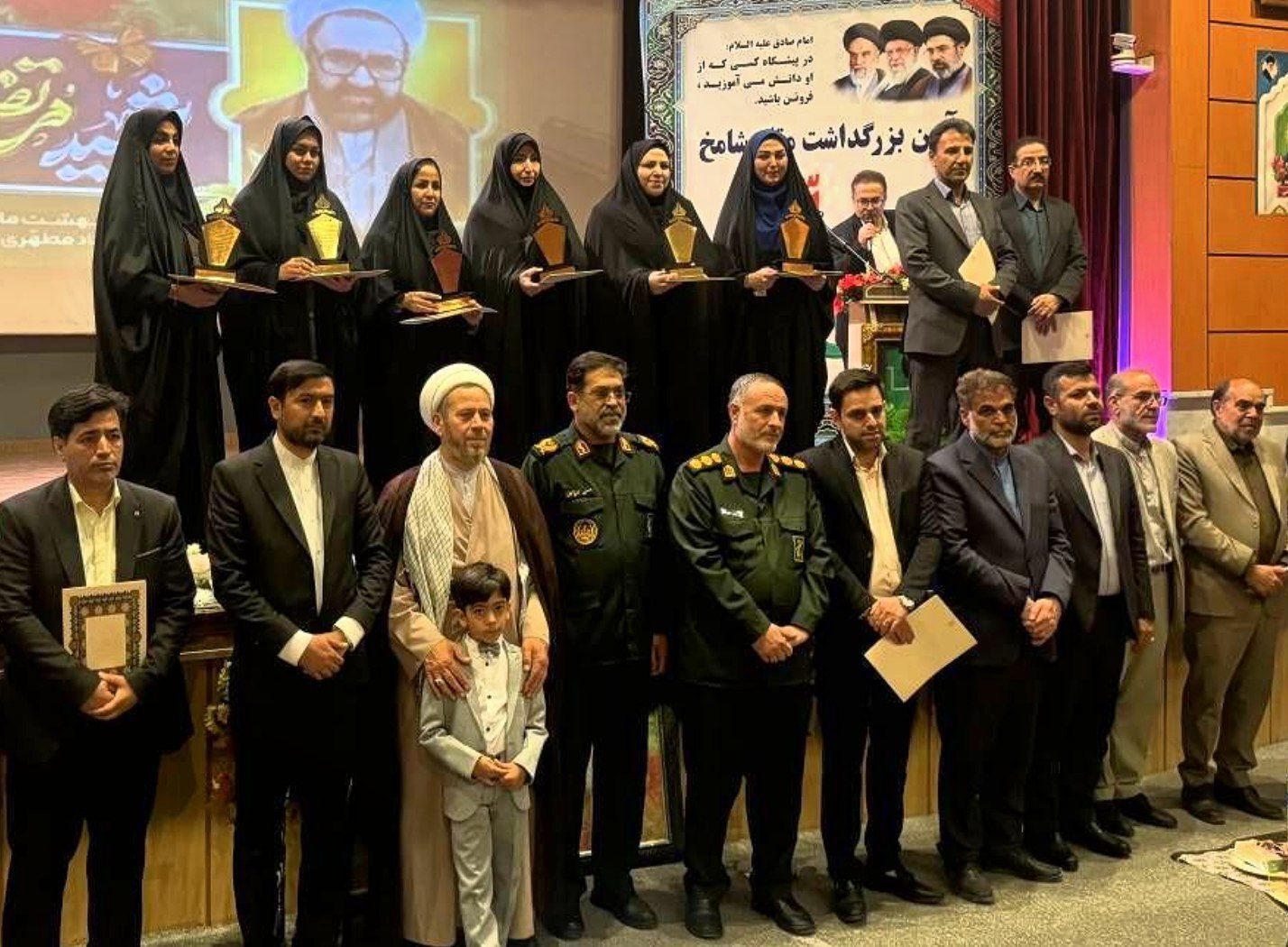 تقدیر از معلمان برتر و بازنشستگان نمونه به مناسبت هفته معلم