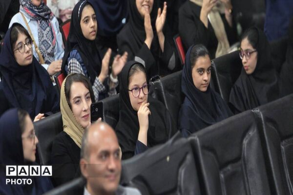 مراسم اعطای نشان سمپاد به دانش آموزان فرزانگان ورامین