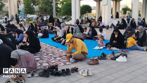 زمزمه دعای عرفه در جوار پنج شهید گمنام بلوار گلها نیشابور 