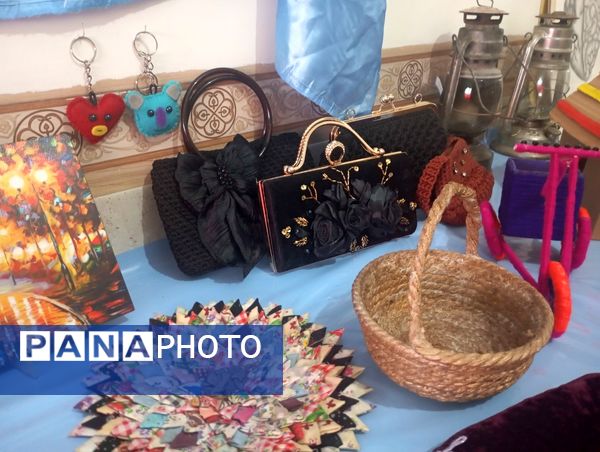 نمایشگاه هفته ماها در مدرسه فضیلت فاروج