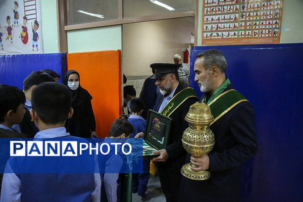 ادای احترام کودکان استثنایی قم به پرچم حرم نورانی حضرت معصومه(س)
