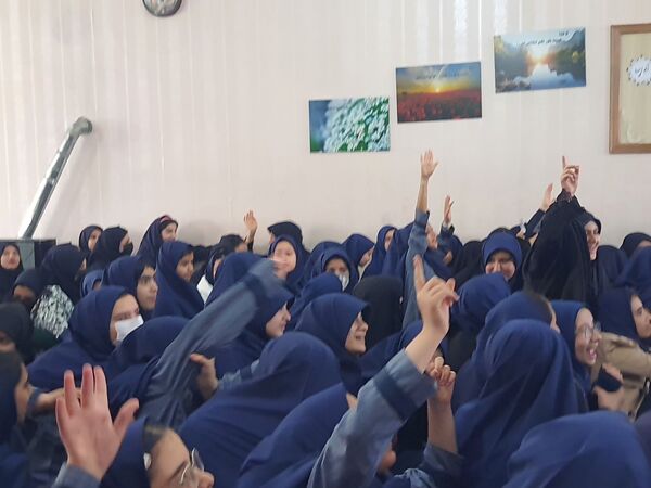 روز شاد و خاطره‌انگیز دانش‌آموزان در دبیرستان شاهد تکتم