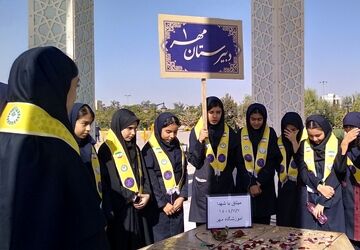 عهد و پیمان دختران دبیرستان مهر با شهدای گمنام پارک ارغوان نیشابور