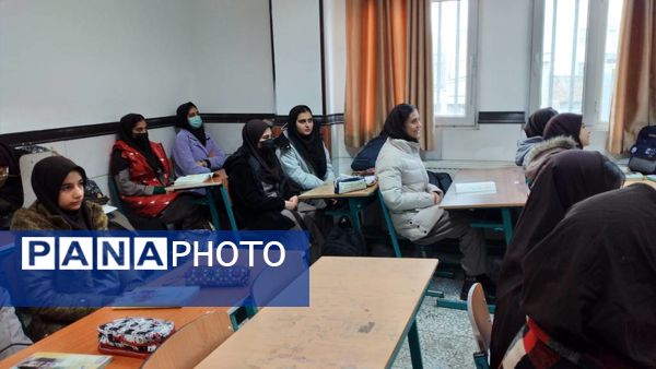 تجلیل از نخبگان آموزشی در دبیرستان شهیده محبوبه دانش