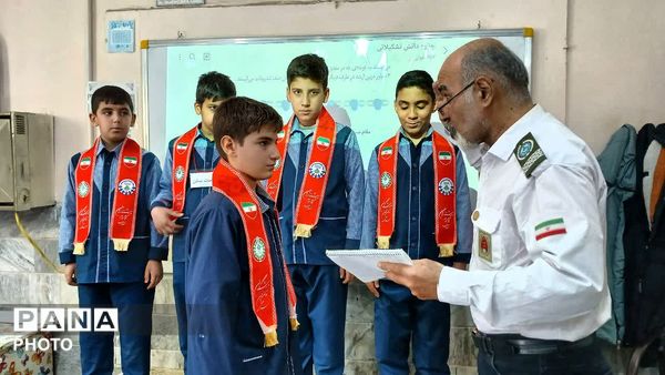 آشنایی دانش‌آموزان دبستان شهید رئیسی قم با مهارت‌های تشکیلاتی پیشتازان