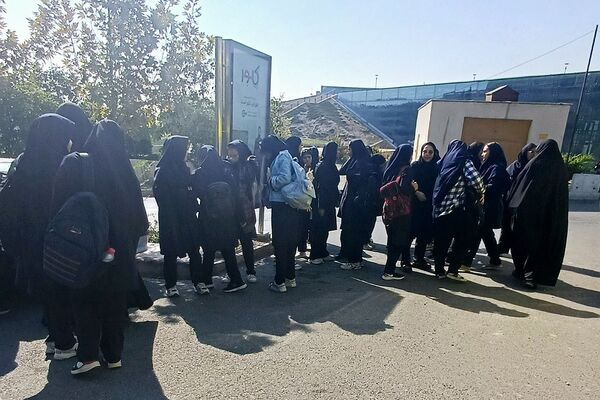 حضور دانش‌آموزان دبیرستان قلم چی ناحیه دو شهرری در اردوی باغ کتاب 