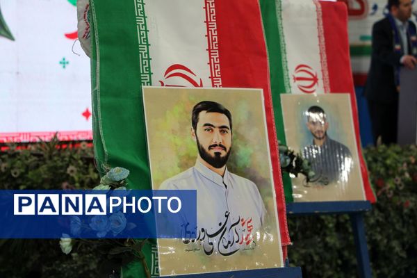 هم‌سرایی هزار نفری دانش‌آموزان یاور انقلاب در اسلامشهر