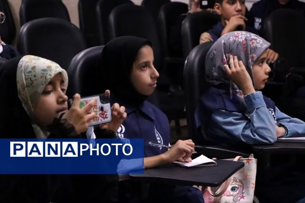 بازدید خبرنگاران پانا ناحیه یک و دو یزد از مرکز شماره ۹ آتشنشانی یزد