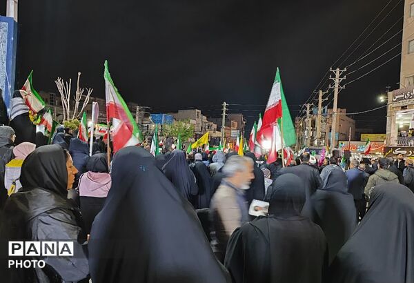  مردم میدان را پرقدرت حفظ کردند