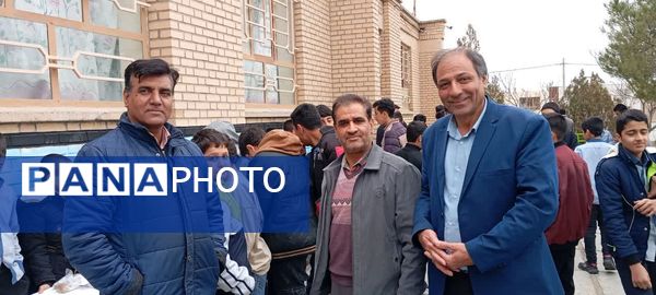 برگزاری بازار چه دانش‌آموزی دبیرستان پسرانه متوسطه اول آزادگان شهرستان کاشمر 