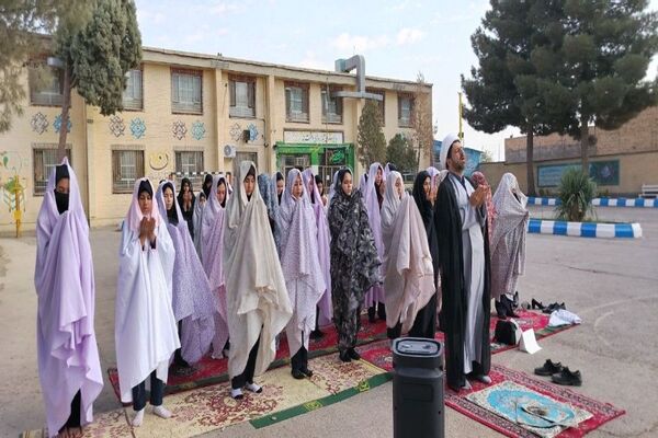 اقامه نماز باران در دبیرستان شهید مجید دهنوی نیشابور 
