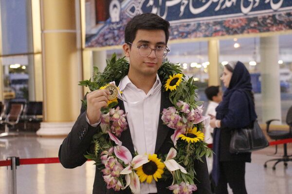 استقبال پرشور از دانش‌آموز مشهدی قهرمان المپیاد جهانی نجوم و اخترفیزیک