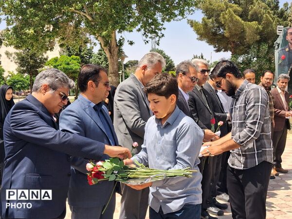 هدیه‌ای از دلِ فرهنگیان کاشمر به آسمان؛ غبارروبی مزار شهدا پیش از نماز جمعه