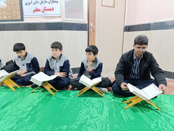 برگزاری نماز جماعت و محفل انس با قرآن در دبستان معلم 2 آشخانه 