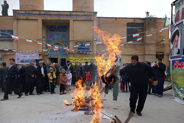 دانش‌آموزان دالاهو در راهپیمایی ۲۲ بهمن غوغا کردند