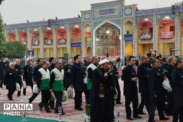 آیین لاله‌گردانی در شام غریبان امام رضا(ع)