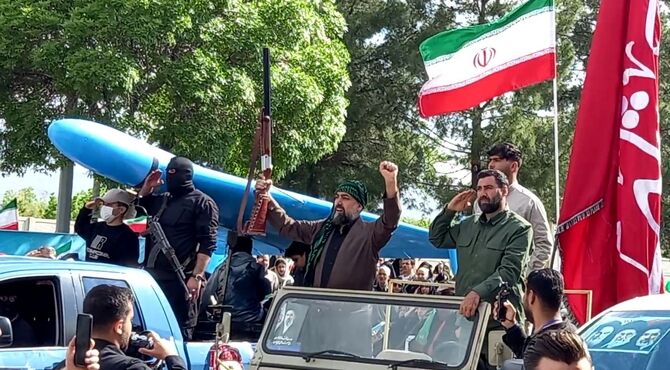 حضور پرشور دانش‌آموزان و فرهنگیان کرمانشاه در راهپیمایی «جان‌فدای ایران» 