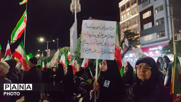 تجمع شبانهٔ شهروندان در پنجاه‌ونهمین شب یادبود در بلوار فضل