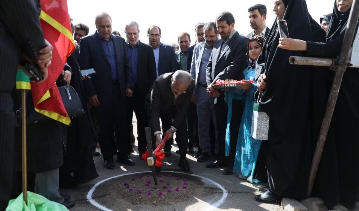 کلنگ احداث نمازخانه مدرسه معلم اسدآباد به زمین زده شد