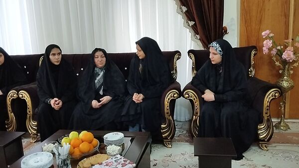 دیدار اعضای انجمن اسلامی هنرستان بصیرت آشخانه با همسر جانباز رسایی پور