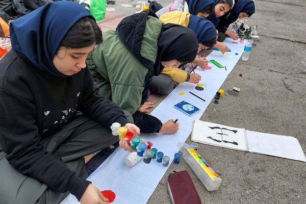 نمایشگاه دست سازه‌های دانش‌آموزان مدرسه شهید شرافت بهارستان‌دو