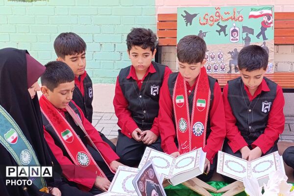 محفل انس با قرآن و برپایی نماز جماعت در مدرسه ابتدایی ایمان بجنورد