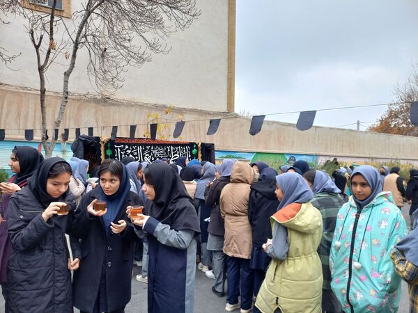 برپایی چایخانه حضرت فاطمه(س) در دبیرستان امجدی یک