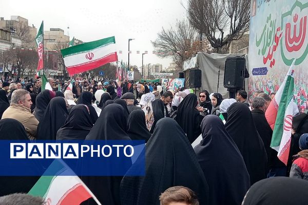 حضور اقشار مختلف مردم شهرری در راهپیمایی ۲۲ بهمن