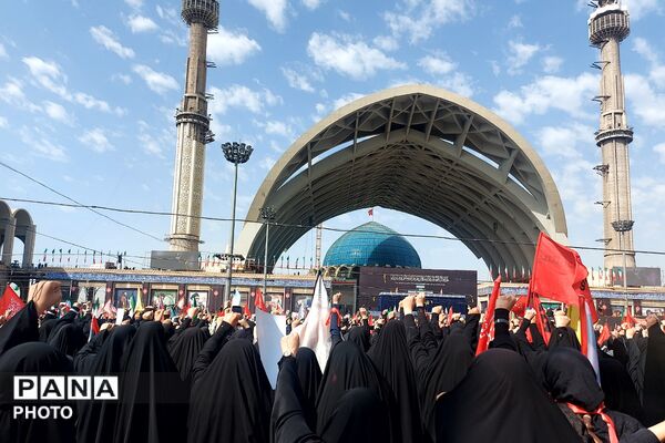 حضور باشکوه خونخواهان رهبر شهید در مصلی امام خمینی(ره) تهران